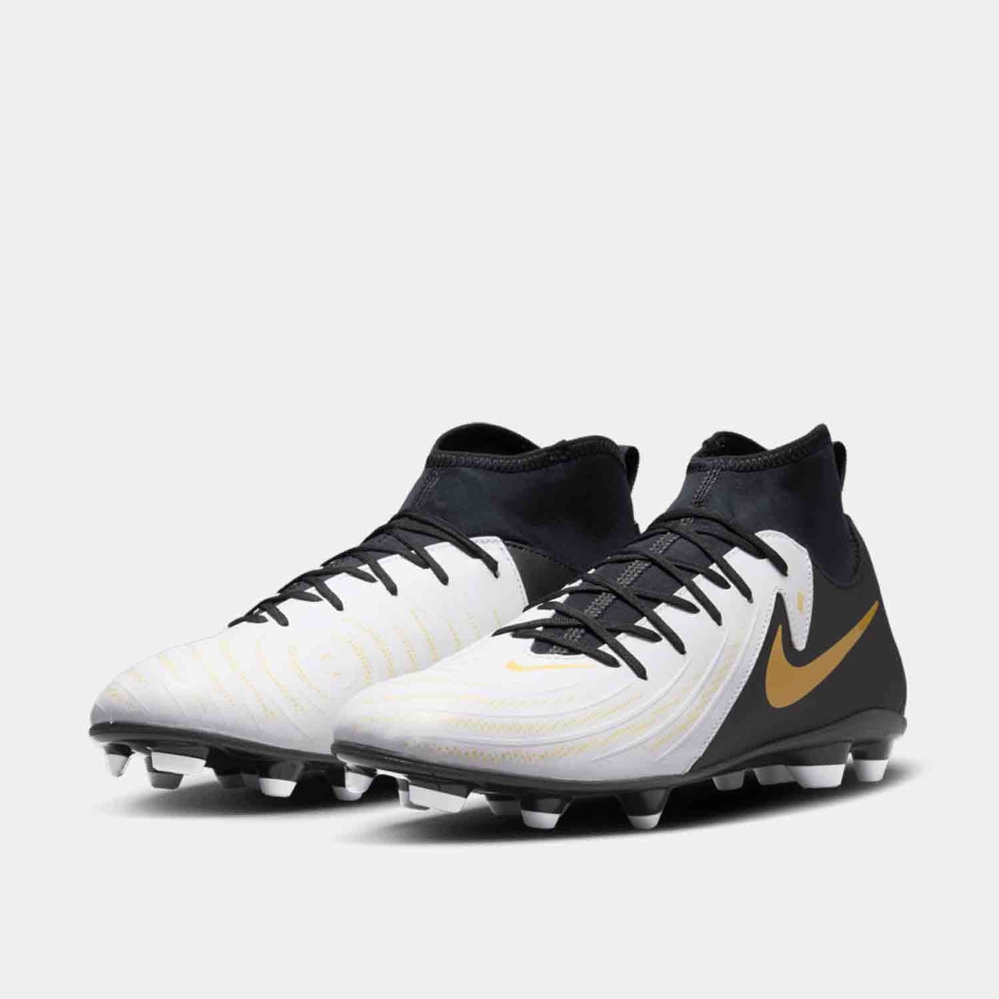 Front view of Nike Phantom Luna 2 Club Soccer Cleats.