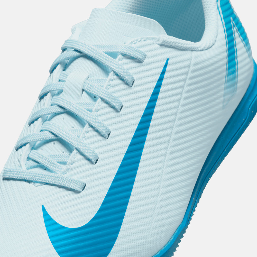 Up close, front view of the Kids' Nike Mercurial Vapor 16 Club Indoor Soccer Shoes.